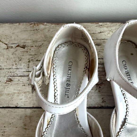 Christie & Jill Toddler Girls 1M White Isla Flowers Traditional Heel Dress Shoe - Picture 6 of 9